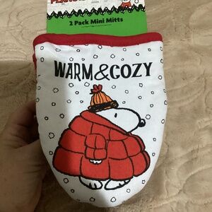 New Peanuts Snoopy Christmas Mini Oven Mitts -2 pack- Puffy red coat